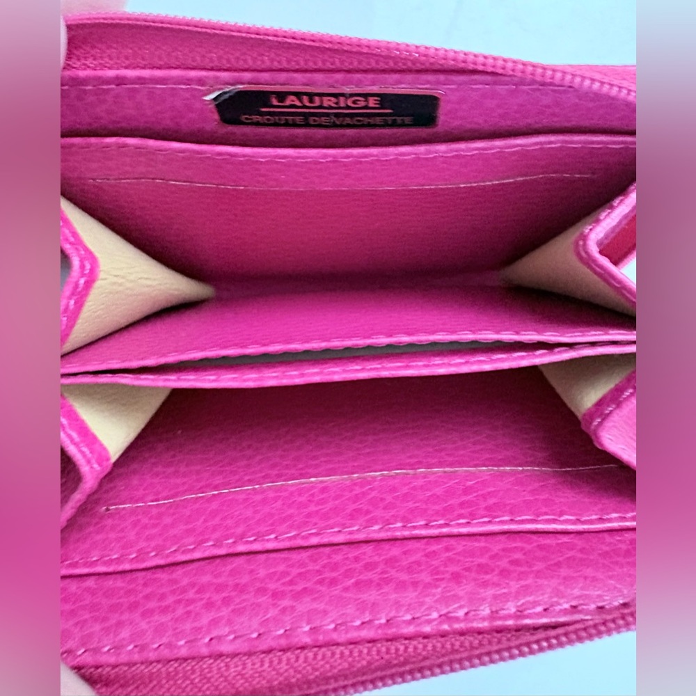 Laurige Elegant Fuchsia Small leather wallet with zipper closure.